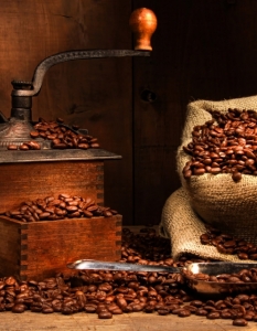 Кафе
Използването на пестициди и торове е обхванало цялото хранително-вкусово производство.  Но когато търсите органично кафе, което се предполага, че ограничава до минимум използването на по-горе споменатите, потърсете и нещо друго – знакът на Fairtrade – Организация за справедлива търговия, която се грижи за подобряване на икономическите, социалните и екологичните условия за хората в развиващите се страни, като продава продуктите им в по-добре развитите. Друго нещо, на което може да обърнете внимание, когато си избирате кафе, е това дали на етикета пише shade grown. При наличие на подобен надпис, кафето е отгледано под сянката на дърветата, което спомага за запазването на дървесните видове в дъждовните гори и опазването на биологичното разнообразие.