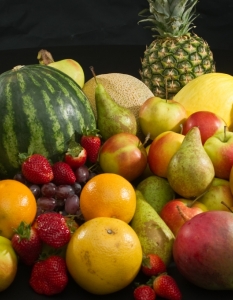 Праскови и някои други плодове
Прасковите са No.1 в листа на Environmental Working Group за храни с висока концентрация на пестициди. Environmental Working Group е неправителствена организация, занимаваща се с общественото здраве и околната среда. Дори измиването и беленето, което пък отнема много от полезните съставки на плода, не може да премахне всички натрупани пестициди. Ябълките и нектарините също са нагоре в класацията, както и ягодите, черешите и гроздето. Купуването на плодове, които са извън сезона също е рисковано.