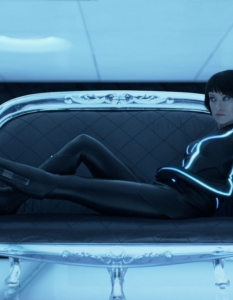 Куора от Tron: Legacy 
Оливия Уайлд (Olivia Wilde) се превъплъщава в ролята на Куора в излезлия през 2010 г. Tron: Legacy (Трон: Заветът). 
Изключително очарователна, както винаги, и във фантастичен черен латексов костюм, Уайлд успешно избяга от образа си в сериала House MD – 13 и същевременно си спечели множество нови фенове в sci-fi средите, които вероятно я смятат за нещо като богиня.
 