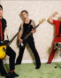 Green Day - Oh Love
Съвсем наскоро Green Day представиха видеото към пилотния сингъл от предстоящия си албум. То е режисирано от Samuel Bayer и представя нагледно клишето за живота на рок звездите - секси момичета, купони и музика.
