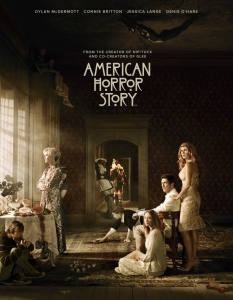 American Horror Story (Зловеща семейна история)
American  Horror Story е плашещо добър сериал, който спечели няколко отличия още с  първия си сезон. Освен с наистина ужасяващ (в най-положителния възможен  смисъл) сюжет, поредицата на FX, чиито създатели са Райън Мърфи (Ryan  Murphy) и Брад Фалчък (Brad Falchuk), може да се похвали и с впечатляващ  актьорски състав начело с двукратната носителка на Оскар Джесика Ланг  (Jessica Lange). 