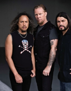 Инцидентът в Монреал от 1992 г. 
Една от най-шокиращите случки в историята на музиката е свързана с имената на групите Metallica и Guns ‘n’ Roses. На 8 август 1992 г. двете банди трябва да изнесат съвместно шоу в Монреал. По време на изпълнението на Metallica Джеймс Хетфийлд е пострадал от специалните ефекти на сцената и е откаран в болница с втора и трета степен изгаряния. Налага се Аксел Роуз и компания да излязат по-рано на сцената. След като се появяват, Аксел съобщава на публиката, че го боли гърлото и че групата отменя участието си. В резултат на това в града настават огромни безредици, като хулиганските прояви водят след себе си редица ранени. 
 