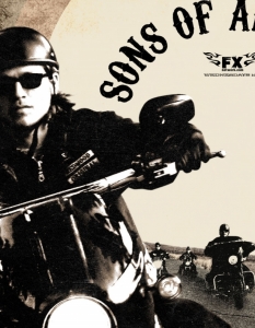 Sons of Anarchy Sons of Anarchy е сериал на FX, чието действие се върти около членовете на мото клуб, замесени в най-различни незаконни дейности като нелегална продажба на оръжие например и склонни да разрешават проблемите с доста крайни методи. Главните роли са поверени на Чарли Хънъм, Кейти Сейгъл и Марк Буун - младши. 