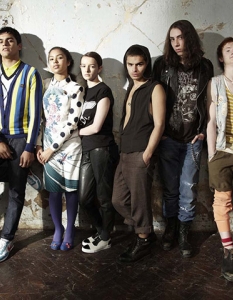 Skins Може да ви стори изненадващо, но Skins е британски сериал за тийнейджъри, което до известна степен се разминава с факта, че е определен като неподходящ за по-голямата част от тийн аудиторията. Причината за това вероятно е, че проблемите на подрастващите като наркотични зависимости, проблемни семейства и психични проблеми са показани доста директно.