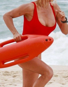 Памела Андерсън е вечна в червения си бански - фотосесия септември 2012 г. - 9