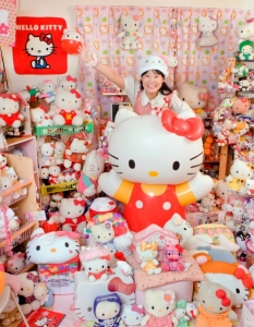 Asako Kanda от Япония има 4,519 различни Hello Kitty предмета!