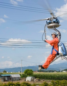 Най-малкият хеликоптер в света е GEN H-4 от Gen Corporation (Япония) с роторна дължина от 4 метра (13 фута), с тегло само 70 кг, и състоящ се от една седалка, колесник и един захранващ блок. За разлика от по-традиционните хеликоптери, тя има две групи от коаксиални противопоказно въртящи се ротори, които елиминират нуждата от опашен ротор за балансиране.