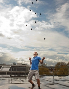 Най-многото жонглирани топки наведнъж са 11 и са постигнати от Алекс Барън (Великобритания), който е осъществил 23 последователни улова в дисциплина, наречена "квалифицирано" жонглиране. Този подвиг е постигнат в Roehampton Squash Club на 3 април 2012 година.