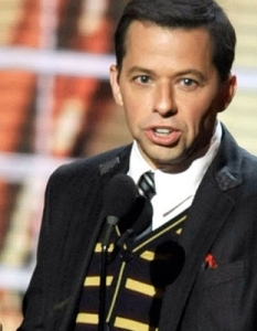 Джон Крайър (Jon Cryer)Джон Крайър (Jon Cryer) спечели приза за най-добър актьор в комедиен сериал за ролята си на Алън Харпър в ситкома Two And A Half Men.