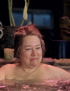 Кати Бейтс (Kathy Bates)Кати  Бейтс (Kathy Bates) печели Оскар за изпълнението си в Misery по  едноименния роман на Стивън Кинг. Повечето от вас вероятно са я гледали и  във Fried Green Tomatoes, About Schmidt, P.S. I Love You и Midnight in  Paris. Освен това със сигурност си я спомняте и в хитови телевизионни  заглавия като Six Feet Under, The Office и Harry