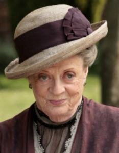 Маги Смит (Maggie Smith)Британската актриса, която, освен с хитовия сериал Downton Abbey и филмите за Хари Потър, вероятно свързвате и с превърнали се в класика заглавия като Othello със Сър Лорънс Оливие, Travels with My Aunt, A Room with a View и Gosford Park, всъщност е двукратен носител на Оскар. Тя е отличена с наградата на Академията за ролите в The Prime of Miss Jean Brodie и California Suite. 