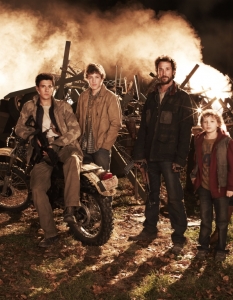 Falling SkiesНаучнофантастичния сериал на TNT Falling Skies е третото заглавие, продуцирано от Стивън Спилбърг (Steven Spielberg), което се радва на успех вече два сезона, а предстои да видим и трети. 