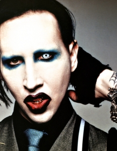 Marilyn Manson
Рок легендата стартира производството на собствена марка пелин през 2007 г. под името Mansinthe. На сайта на напитката научаваме, че тя е разработена от Manson, Oliver Matter и Markus Lion, с естествен зелен цвят и е произведена в Швейцария.