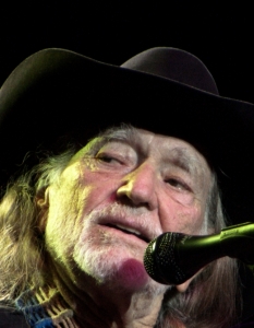 Willie Nelson
За много хора е чудно как Willie е още жив след всички вещества, с които се е наложило да се справи организмът му през годините. Той не само не оставя пиенето, а и вдъхновен от своята песен Old Whiskey River, стартира производството на Old Whiskey River бърбън.