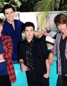 Big Time RushОще един музикален тийн сериал със завиден успех е продукцията на Nickelodeon Big Time Rush. Сериалът проследява историята на четирима приятели, които формират бой банда и се борят за място в музикалния бизнес. 