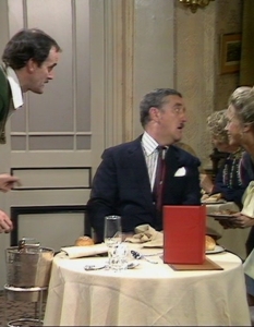 Fawlty TowersСиткомът на BBC2 Fawlty Towers може да бъде наречен класика в жанра не само защото е създаден през седемдесетте, а и заради неподражаемия си хумор. Създатели на поредицата и изпълнители на главните роли са  Джон Клийс (John Cleese) и Кони Буут (Connie Booth). 