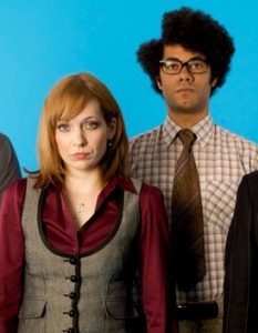 The IT CrowdКомедийният сериал на Channel 4 The IT Crowd и ексцентричните компютърни специалисти, чийто живот проследява, успяха да си спечелят фенове по цял свят. Главните роли са поверени на Крис О