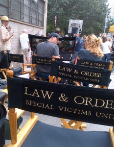На снимачаната площадка на Law and Order с режисьор Alex Chapple и продуцент Jonathan Strauss