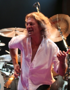 Ian Gillan
Автобиографията на вокала на Deep Purple, Иън Гилън, е в съавторство с Дейвид Коен. В нея легендарният певец разказва за живота си и за групата, която превръща в легенда. Истории за проблеми, наркотици, алкохол и тук не отсъстват. Книгата проследява кариерата на Гилън от ранните дни с групи като Episode Six и The Javelins, през постигнатата международна известност и величие с Deep Purple с техните емблематични песни Smoke on the Water и Child in Time, на която сме сигурни, че повечето от вас са се просълзявали и настръхвали от великия му глас, до работата му с Black Sabbath и Тhe Gillan band, с които прави турнета, създава албуми и сингли, които ще останат завинаги. Българското издание "Ian Gillan" е от издателство Адикс.