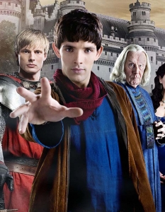 MerlinОще един британски фентъзи сериал. Merlin е продукция на BBC One, а главните роли са поверени на Колин Морган (Colin Morgan) и Брадли Джеймс (Bradley James).