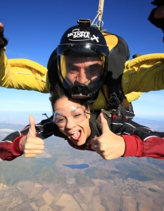 Мис България 2012 полетя от 3500 м в Деня на парашутиста - 1