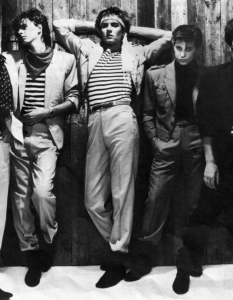 5. Duran Duran - A View to a Kill (1985)
Duran Duran бяха една от най-нашумелите банди по цял свят, когато написаха тематичната песен за A View To A Kill от 1985 г., който е последният филм на Роджър Мур (Roger Moore) като Агент 007. Песента достига върха на класацията Billboard Hot 100. Тя също е последният трак, който оригиналният 5-членен състав на групата записва заедно до тяхното събиране - 16 години по-късно.