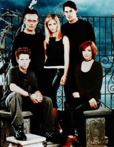 Buffy the Vampire SlayerВсе още не можем да си обясним защо, но Buffy the Vampire Slayer е класика във вампирските сериали и прави създателя си Джос Уидън (Joss Whedon) богат и известен. Освен това е емблематична роля в кариерата на Сара Мишел Гелар (Sarah Michelle Gellar). 