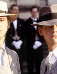 Brideshead RevisitedБританският мини сериал Brideshead Revisited е екранизация по едноименния роман на Ивлин Уо (Evelyn Waugh). Сериалът е отличен с две награди Златен глобус, а главните роли са поверени на Джеръми Айрънс (Jeremy Irons), Антъни Андрюс (Anthony Andrews) и Даяна Куик (Diana Quick).