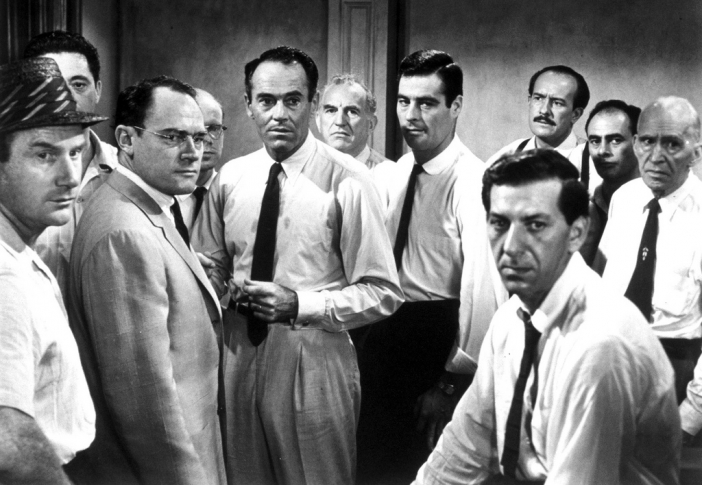 12 Angry Men12 Angry Men е филм на режисьора Сидни Лъмет (Sidney Lumet), екранизация по едноименната пиеса на Реджиналд Роус (Reginald Rose). Една от главните роли е поверена на Хенри Фонда (Henry Fonda). Лентата има три номинации за Оскар.