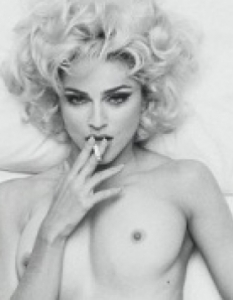 10. МадонаОк, всеки е виждал Мадона гола - нейните снимки са навсякъде в интернет. Но има една малко по-специална фотосесия от 1979 година, която е по-хард дори за ексцентричната певица. Това си личи и по цената, на която се продава една снимка - "скромните" 15 хиляди долара.