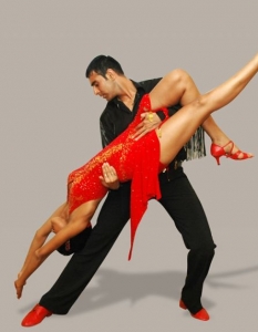 2. Салса Корените на салсата идват от Куба. Обикновено се изпълнява с партньор, но може и самостоятелно. При този стил може да се импровизира, както и да се представят серия от фигури и хореографии. Днес салсата е добре съчетана комбинация от латиноамерикански и западни влияния, тъй като напоследък е силно повлияна от балните и западните танци. 