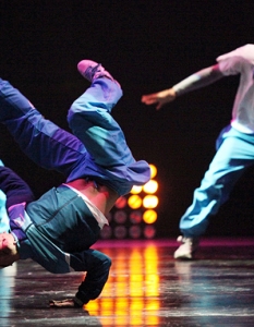 5. БрейкБрейкът се характеризира с разнообразни танцови техники, които се изпълняват с координация, гъвкавост, стил и ритъм. Тези танци имат именувани движения и голям арсенал от основни стъпки, които обикновено се усвояват от начинаещите и се развиват от напредналите.
 