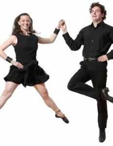 6. Ирландски танци Това е фолклорен стил, съдържащ в себе си хилядолетни ирландски традиции. Обикновено тези танци се изпълняват в група, но в някои случаи може и индивидуално. Движенията са изключително динамични, изграждащи в танцьора стегната, здрава и гъвкава физика, както и изправена стойка.