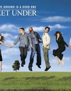 Six Feet UnderСъчетание между драма и черен хумор, Six Feet Under е сериал отличен с три награди Златен глобус. Поредицата проследява историята на семейство Фишър, които притежават погребална агенция в Лос Анджелис. Начело на актьорския състав са Питър Краус (Peter Krause), Майкъл Си Хол (Michael C. Hall), Франсис Конрой (Frances Conroy), Лорън Амброуз (Lauren Ambrose) и Фреди Родригес (Freddy Rodríguez).