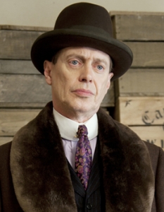 Boardwalk EmpireОще един брилянтен сериал носител на две награди Златен глобус. Boardwalk Empire (Престъпна империя) е създаден по идея на Терънс Уинтър (Terence Winter), работил и над The Sopranos. Продуцент и режисьор на пилотния епизод на сериала е Мартин Скорсезе (Martin Scorsese), а главната роля е поверена на Стив Бушеми (Steve Buscemi). 