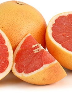 3. Грейпфрут 
Цитрусовият плод е особено подходящ за консумация през зимата, защото не е калоричен, но пък е много полезен. Съдържа витамин С и мощни антиоксиданти, сред които и липокен. Твърди се, че същият има силни противоокислителни свойства, а приемът му понижава риска от някои ракови заболявания.