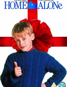 Home Alone
Едва ли можете да си представите Коледа без приключенията на малкия Кевин (Маколи Кълкин), когото редовно забравят съвсем сам на Коледа. 
Първата част е едно от любимите семейни забавления по време на празниците, а самият филм е и номиниран за две награди "Оскар".