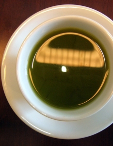 1. Пийте зелен чай
Според изследване 3 чаши дневно от чудесната напитка намаляват съдържанието на мазнини в тялото. Този чай е и с около 25-100 пъти по-голяма антиоксидантна аткивност, отколкото витамините C и E.