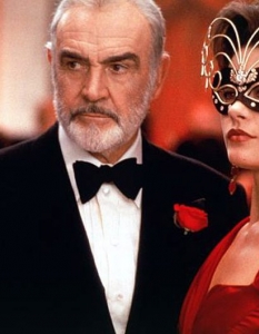 Entrapment (Клопка)Entrapment (Клопка) заслужено се нарежда сред филмите със запомнящи се новогодишни сцени, защото годината, която посрещат Шон Конъри (Sean Connery) и Катрин Зита-Джоунс (Catherine Zeta-Jones), е 2000-та. 