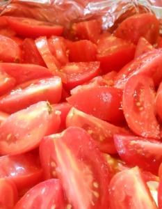 8. Домати и захар
По принцип доматите имат кисел вкус, който при добавяне на сол става по-интензивен. За да се избегне това, използвайте и малко захар за овкусяване, особено когато приготвяте ястия с домати.