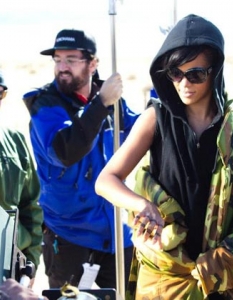 Rihanna - Diamonds (Behind-the-scene) - 8