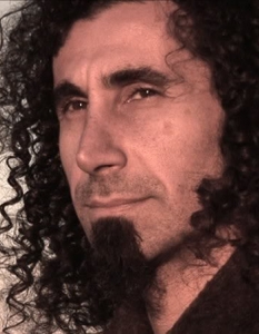 9. Serj TankianДа визуализираш съоснователя и вокалист на американската метъл група System of a Down Serj Tankian определено включва брадата му - елемент, без който той просто не би бил същият.