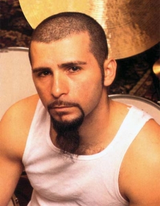 10. John Dolmayan - System of a DownТака и така започнахме със System of a Down, която е богата откъм интересни дизайни на бради. Барабанистът на групата John Dolmayan е доказателство именно за това.