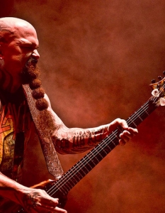1. Kerry King - Slayer
Kerry King, легендарният китарист на траш метъл бандата Slayer, може да няма окосмение на главата, но определено го компенсира с брада, която редовно сплита и на плитка.