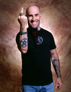 2. Scott Ian - Anthrax След Кери, почти логично, се нарежда неговият колега от Anthrax Scott Ian, чиято емблематична козя брадичка претърпя всякакви манипулации, като дори заприлича на огън със своя ярък червен цвят. Чудно на какво ще прилича зелена.