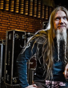 6.  Marco Hietala - NightwishТази класация определено няма как да мине без брадата на басиста на Nightwish Marco Hietal. Тук обаче вече става въпрос за сериозно поддържане и определено интересна фризура, която по някакъв начин напомня на герой от "Властелинът на пръстените".