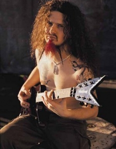 8. Dimebag Darrell - PanteraАмериканският китарист Dimebag Darrell, убит нелепо на сцената на един от концертите си, също остави в историята освен своето първо място в класацията за китаристи на списание Metal Hammer и емблематичната прическа, която оформяше на брадата си.