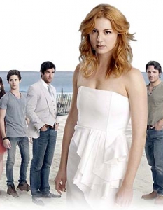 Revenge (Отмъщението)Номинираният за Златен глобус сериал Revenge (Отмъщението), който стартира през 2011 година, бързо успя да си спечели фенове. Главната роля е поверена на Емили Ван Камп (Emily VanCamp), а освен нея в поредицата ще видите Маделин Стоу (Madeleine Stowe), Габриел Ман (Gabriel Mann), Джошуа Боуман (Joshua Bowman) и Криста Алън (Christa Allen). 