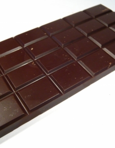 7. Черен шоколад
Едно блокче черен шоколад на ден може да бъде много полезно. От психологическа гледна точка шоколадът помага за доброто разположение на духа. Той повишава нивата на серотонина и ендорфина, които определят настроението на този, който го консумира. Какаото подобрява и концентрацията, активира кръвообращението на мозъка и ви зарежда с енергия.