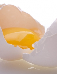 3. Яйца
Съдържат цинк, витамин В, йод, омега-3 мастни киселини и протеин. Освен че ви зареждат с енергия, яйцата повишават настроението, а също така засищат глада.